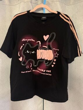 Pattabon Black & Pink Cat Graphic Tee